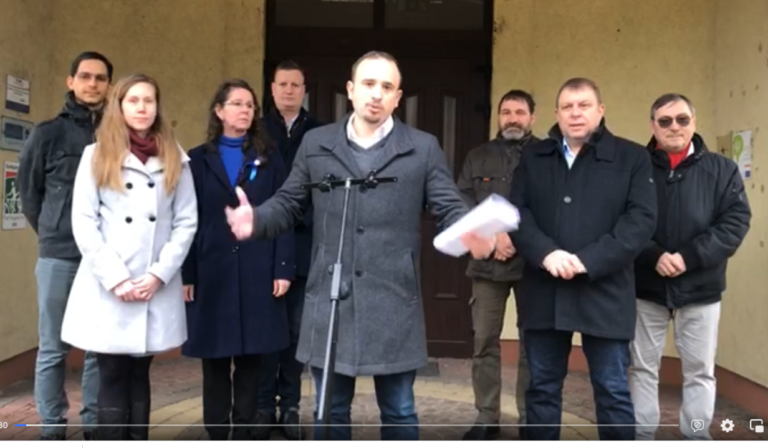 Dorosz Dávid gödi támogatói nyomtak csak igent a zöldterületek csökkentésére és Szijjártó Péter jó ismerősének terveire