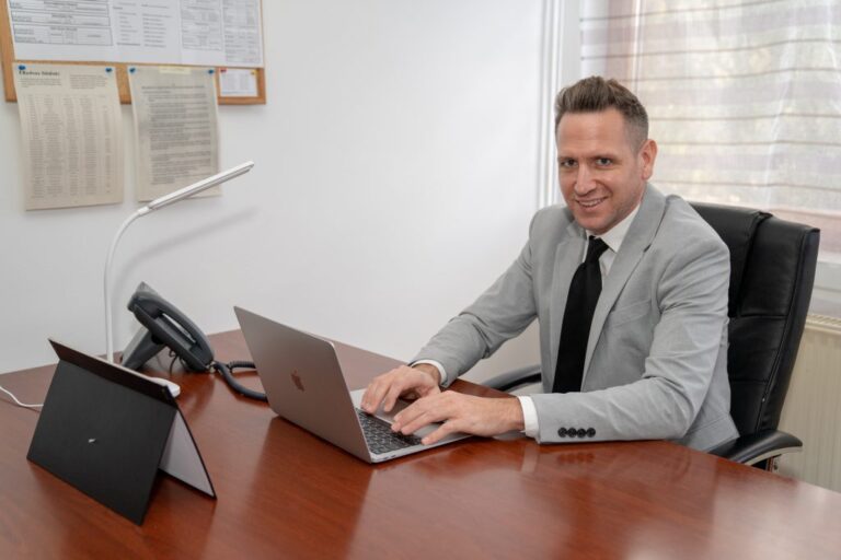 Végrehajtással igazgatói székbe?