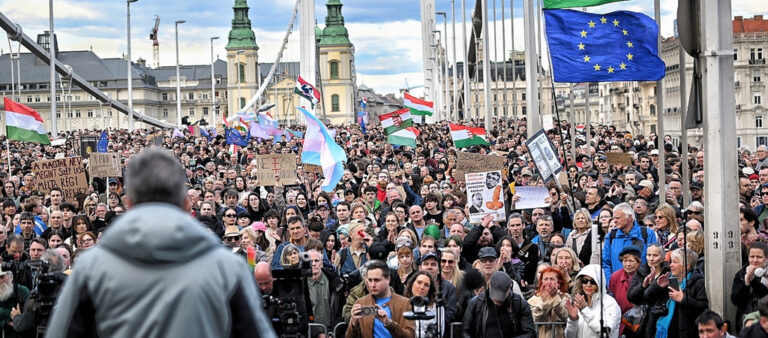 Újabb hídzárás Budapesten: Hadházyék tüntnek, a Tisza Párt lapít