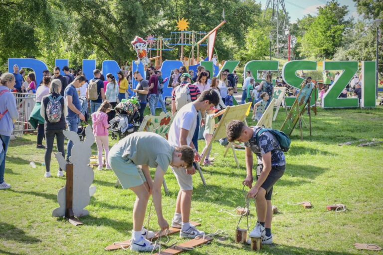 Közösség, kacagás, karszalagok – emlékezetes gyereknapot ünnepeltek Dunakeszin és Gödön