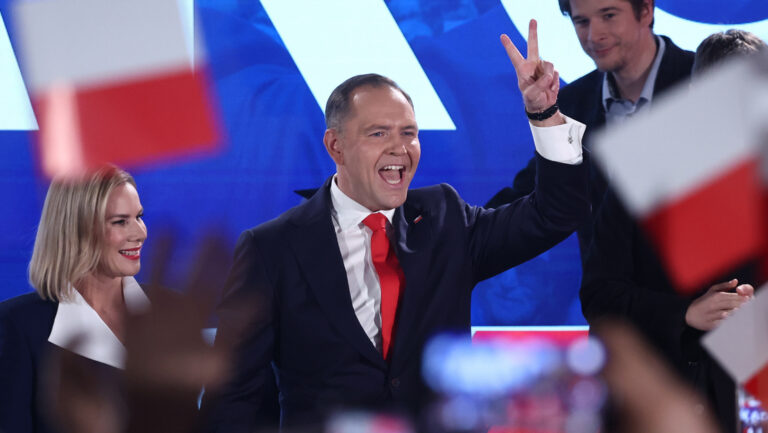 Tusk kormánya nagy pofont kapott – az ellenzéki PiS jelöltje nyerte a lengyel elnökválasztást